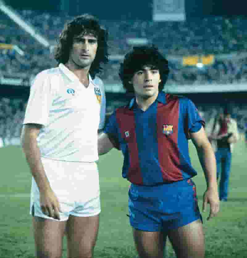 Maradona với người đồng hương Kempes  trước trận Barcelona gặp Valencia