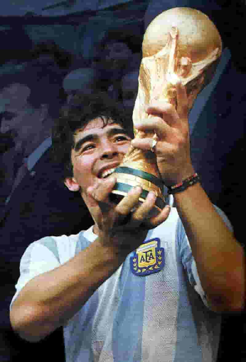 Maradona cầm chiếc cúp vô địch World Cup 1986