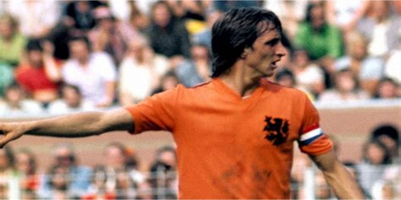 Johan Cruyff là huấn luyện viên tài năng giúp Barcelona vượt qua khó khăn