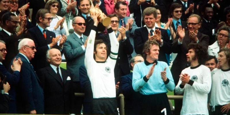 Franz Beckenbauer có phong thái chỉn chu, lịch lãm khi là huấn luyện viên